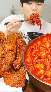 Youtube➡GONGSAM TABLE 이공삼 . Spicy chicken feet tteokbokki, honey chicken, cheese balls, rice balls, Cheongyang mayo sauce and cheese sauce Mukbang!!! 매운 닭발은 스트레스 해소에 최고예요 🥵🔥 . #food #koreanfood #eatingshow #eating #asmr #mukbang #asmreatingsounds #asmreating #eatingasmr #asmrsound #mukbangshow #mukbangkorean #cookingasmr #cooking #cook #spicychickenfeet #tteokbokki #honeychicken #chicken #cheeseballs #riceballs #cheesesauce #닭발떡볶이 #허니콤보 #치즈볼 #주먹밥 #청양마요소스 #치즈소스 | GONGSAM TABLE 이공삼