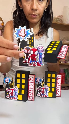 Noriet Castillo on Instagram: "Tutorial cajita para decorar. 🫶 Te enseño cómo realizar esta cajita para decorar las mesas de las fiestas infantiles y además te doy idea de cómo puedes personalizarla. déjame en los comentarios si te gustó este tutorial. 🤗🫶 #craft #cajitassorpresapersonalizadas #tutorialcajitaparadecorar #procesodeelaboracionypersonalizadodecajitadefiestainfantil"