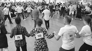 3m25s de pur bonheur, de plaisirs partagés entre les musiciens et les danseurs(ses), on adore 🎵🤍🖤 Rond paludier du Duo Huon - Besson, lors de la finale 2025 du championnat Duo Libre épreuve danse individuel. Les Championnats de Danses et Musiques Traditionnelles nous ont encore régalé cette année 🤩 Sonneurs Gourin / Confédération Kenleur 🎥 Vidéo Norbert Fest Noz #championnat #gourin #bretagne #breizh #bertegn | Norbert Fest Noz