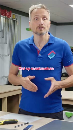 In deze video leer je hoe plexiglas snijden werkt. In onze webshop kun je plexiglas in elke maat en vorm bestellen. Liever zelf aan de slag met plexiglas snijden? Dat kan natuurlijk ook wanneer je een plexiglas plaat hebt van maximaal 2 mm. Met behulp van een winkelhaak en een stanleymes of glassnijder, snijd je een rechte breuklijn op het beschermfolie. Je snijdt niet de hele plaat door, maar maakt een breuklijn zodat je vervolgens de plaat kunt breken. #Plexiglas #Kunststofplatenshop #plexigla