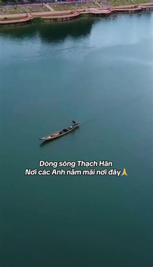Nếu thành cổ Quảng Trị được mệnh danh là " Cái cối xay thịt" thì dòng Thạch Hãn được gọi là " Dòng Sông máu" vì nơi đây mỗi mét sông đều có máu thịt của bộ đội ta. DÒNG SÔNG MÁU Anh yêu ơi em đã đến đây rồi Để tìm anh trong bồi hồi thương nhớ. Cả cuộc đời chỉ bảy ngày làm vợ Ba mươi năm trăn trở phận làm dâu. Chia tay anh chẳng kịp nói một câu, Anh vội vã lên tàu đi đánh Mỹ. Màu áo xanh và ba lô bình dị Tiễn đoàn quân phượng vĩ cháy bùng lên. Quảng Trị ơi những ngày tháng không quên Ta và địch q