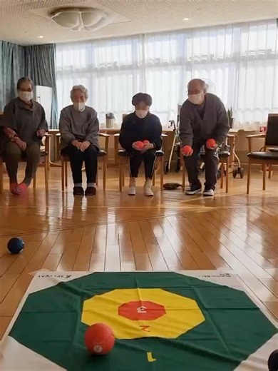 高齢者総合福祉施設ウィローふたば since1997 ふれ愛あなたと笑顔で😁 | ケアハウス ぼっちゃの日🎯 狙いを定めて…一投ごとに歓声が✨ 勝ち負け以上に、笑って声を出して楽しむ時間が何より大切です。 今日もたくさんの素敵な表情に出会えました😊 📸photo by 〼ricefieald #ケアハウス #ぼっちゃ #レクリエーション #高齢者施設... | Instagram