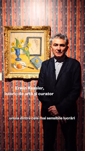 🎨 Descoperă povestea uneia dintre cele mai sensibile lucrări de Theodor Pallady! Un omagiu adus iubitei și muzei artistului, Yvonne Cusin. Relația cu Yvonne a fost una de o importanță aparte pentru artist. Multe dintre lucrările acestuia o înfățișează pe ea, iar pe unele se regăsește discret litera „Y”, inițiala numelui ei, un semn intim al prezenței sale continue în viața și creația lui Pallady. Pallady notează pe o carte reprezentată în tablou „anul 1941” – semn că opera a fost realizată un a