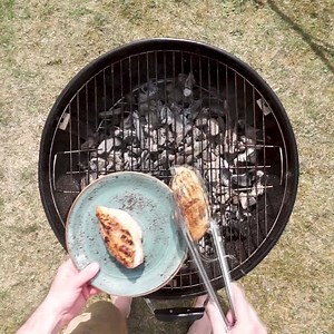 Saftige, perfekt stekte kyllingbryst fra grillen? Nei, vi har ikke fått solstikk – det er faktisk ganske enkelt! Bare gjør sånn: | Godtlevert.no
