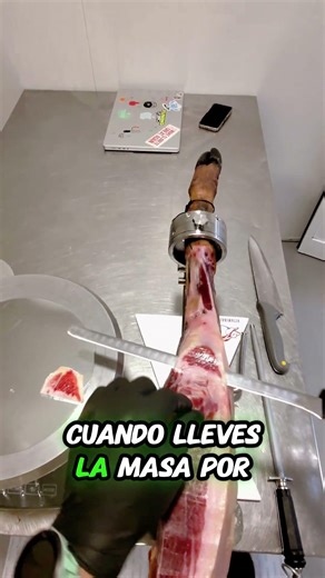 Cómo cortar jamón ibérico en casa (sin destrozarlo) #jamoniberico #cocina #carne #comocortarjamon
