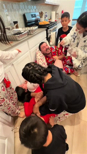 Everyone knows serina is not the one to attack lol. She took on both her uncles Imao! Past Funny Christmas Memories with my perfectly imperfect family. We couldn't all be together this year but I'm glad we have these funny memories! Merry Christmas to everyone! #mercadofamily #LIVEIncentiveProgram #GoLIVEGrowFast #PaidPartnership