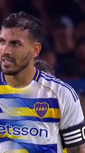 El Liberal on Instagram: "🚨 ¡ALARMAS ENCENDIDAS EN BOCA! ⚠️ Leandro Paredes pidió el cambio en el tramo final del partido ante Platense y dejó preocupación en La Bombonera. El capitán se tiró al césped, hizo el gesto al banco y salió reemplazado con visibles molestias. 🎙️“No puedo pisar”, dijo al retirarse. Se fue con hielo en el tobillo y ahora su evolución será clave pensando en el clásico ante Racing. 📹: ESPN"