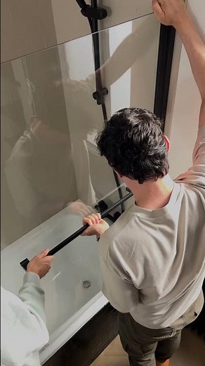 Vous saviez qu’une paroi de douche se posait aussi facilement ? On se jette à l’eau