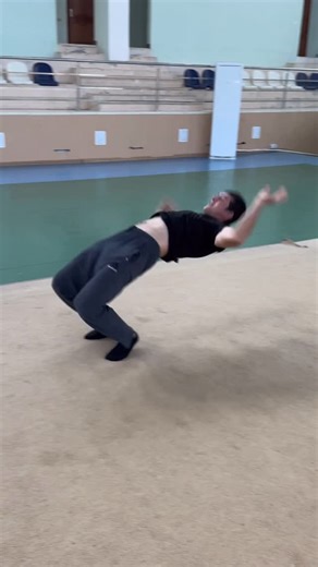 Ruslan Fayziyev 🇺🇿 on Instagram: "Kick Up TUTORIAL🤝✅ . . . . . #calisthenics #tutorial #gymnastics #acrobatics #parkour #viral"