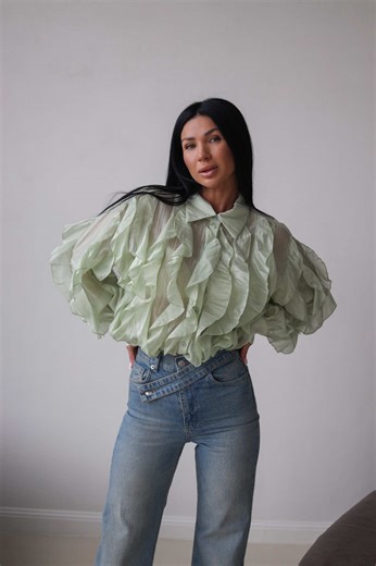 Неймовірна елегантна сорочка, яка закохує з першого дотику 🤍Вона виглядає бездоганно і з класичними брюками, і з джинсами, і зі спідницею. #блуза #блузажіноча #сорочка #сорочкажіноча #жіночийодяг