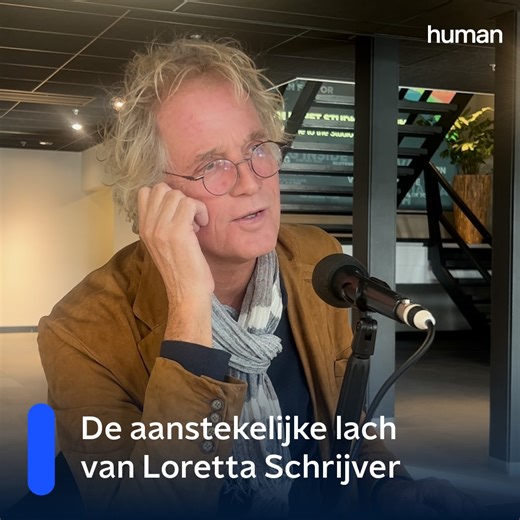 Loretta Schrijver (1956-2025) was een geliefde presentator, die met haar aanstekelijke lach de harten van de televisiekijkers veroverde. Ze was ook gedreven journalist en perfectionist die het nieuws op de voet volgde. 'Wat blijft' van Loretta Schrijver? Maarten Dallinga spreekt erover met onder meer presentator Jeroen Pauw, die met haar vanaf het begin RTL Nieuws presenteerde, daarvoor samen met haar bij de Wereldomroep werkte en destijds haar vriend was. Luister de hele aflevering van 'Wat bli