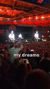 To all Bruce Springsteen Fans all over the world, Merry Christmas and Advance Happy New Year to all of Us🥰!!! I'll See You in My Dreams!❤ London 2024 Bruce Springsteen #brucespringsteenandtheestreetband #liveconcert #follower #highlight | Baby Konijn