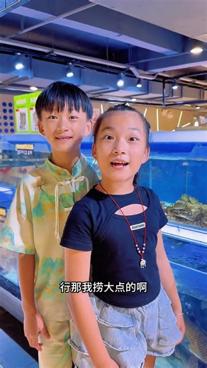 坑爹的娃 一人搞一只帝王蟹，这个月的工资白干了！ #坑爹的娃 #坑爹的小棉袄#纪录美好生活 #兄妹日常温馨
