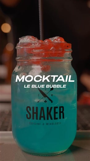 𝐓𝐨𝐧 𝐧𝐨𝐮𝐯𝐞𝐚𝐮 𝐜𝐫𝐮𝐬𝐡 𝐬𝐚𝐧𝐬 𝐚𝐥𝐜𝐨𝐨𝐥🌊 𝐋𝐞 𝐁𝐥𝐮𝐞 𝐁𝐮𝐛𝐛𝐥𝐞 - un 𝐦𝐞́𝐥𝐚𝐧𝐠𝐞 𝐞́𝐜𝐥𝐚𝐭𝐞́ de canneberges blanches, sirop de curaçao bleu non alcoolisé, aloès et bulles fusion 𝐁𝐨𝐛𝐛𝐚 au fruit du dragon🫧 Et si jamais tu fais le 𝑺𝒐𝒃𝒆𝒓 𝑭𝒆𝒃𝒖𝒓𝒂𝒓𝒚, il est parfait à siroter sans culpabilité... ni modération🏄‍♀️ | Shaker Cuisine & Mixologie