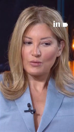 Δειτε πως η επιθετικη και φεμινιζμενη Ρανια Τζιμα που κανει γκριματσες και βαραει αλυπητα καθε της καλεσμενο ΥΠΟΤΑΣΣΕΤΑΙ σαν πειθηνια φοιτητριουλα μπροστα στον τεραστιο Εθνολαικο Τεστοστοστερονατο Βελοπουλο.Γιατι η Φυση μιλαει.Και η Ρανια καταλαβε οτι δεν την παιρνει ...