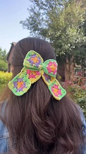 Super cute & super easy 🥰 Find the Granny square bow pattern on Etsy & tutorial on YouTube! We used two of our favorite cotton yarns to make this bow, and they’re both on sale right now! @premieryarns - Hipster Cotton & Cotton Sprout 🧶 Linked in our bio 🙃 #crochet #crochetbow #crochetpattern #crochetersofinstagram #crochetaddict #yarn #yarnlove #yarnaddict #tejidos #ohmeohmycrochet | Oh Me Oh My Crochet