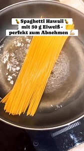 🍍Spaghetti Hawaii - klingt komisch, schmeckt aber so lecker, dass ich es täglich essen könnte😋 Und da das Rezept eiweißreich und kalorienarm ist, eignet es sich auch noch perfekt zum Abnehmen 💪🏼 Also ab in die Küche und ausprobieren 🙌🏼 Für eine Portion benötigst Du: 🔸60 g Spaghetti 🔸1 TL Olivenöl 🔸1/2 Zwiebel 🔸1 Knoblauchzehe 🔸150 g Ananas aus der Konserve (ungezuckert) 🔸100 ml Ananassaft aus der Konserve 🔸etwas Salz und Pfeffer 🔸100 g Frischkäse light 🔸75 g Kochschinken ➡️ Zubere