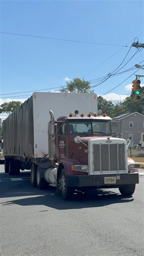 Peterbilt 377 rolls through Piscataway with a friendly driver