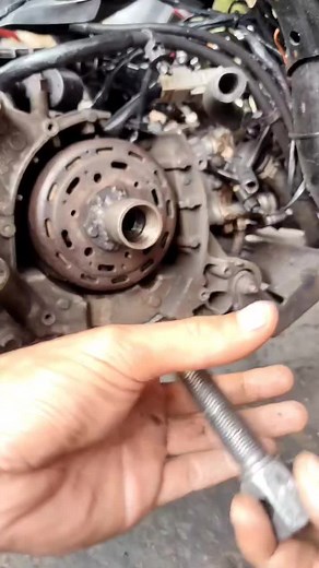 cek keranjang👇 @Belajar mekanik dari nol Buka magnet aerox yang keras kurang lebih setengah hari proses pengerjaanya #bengkel #tutorial #otomotif