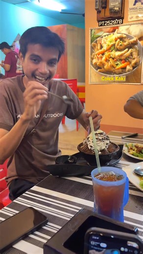 Harini kito tukar selero mri try tmpt ore..kito mkn bingsu bukit berapi ni boh ! Namo keda dio batu 10 Seafood | Budak Kampung