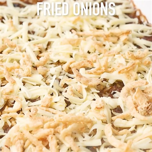 RECIPE: https://www.thechunkychef.com/beefy-french-onion-baked-rice-casserole/ ------ Buttery, rich, and incredibly hearty, this baked rice casserole is made with french onion soup, beef broth, butter, onion, ground beef, fresh mushrooms, spices, gooey cheese, and topped with crunchy french fried onions! | The Chunky Chef