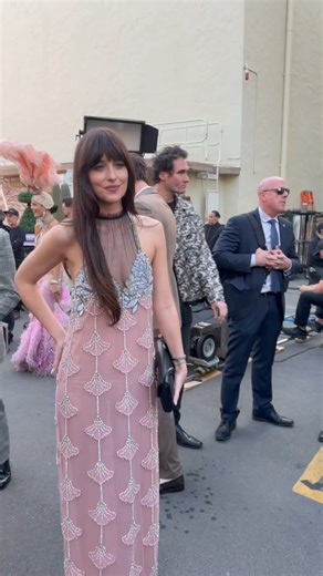 🔗: https://voguemagazine.visitlink.me/ZVvGdG Last night, #VogueWorld 2025 took over the Paramount, and Dakota Johnson took the moment to debut her latest fashion news. Tap the link above for more. | Vogue