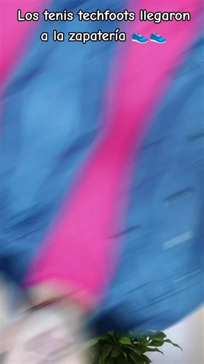 Ya le pude conseguir los tenis con USB que tanto buscaba en la mara Daka los famosos techfoots pero al parecer no salieron tan buenos y me vinieron a pedir un reembolso 😬. #tenis #usb #videoshumor #viralesvideo #zapateria