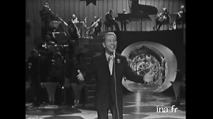 La Mer Charles Trenet La mer Qu'on voit danser Le long des golfes clairs A des reflets d'argent La mer Des reflets changeants Sous la pluie La mer Qu'au ciel d'été confond Ses blancs moutons Avec les anges si purs La mer Bergère d'azur, infinie Voyez Près des étangs Ces grands roseaux mouillés Voyez Ces oiseaux blancs Et ces maisons rouillées La mer Les a bercés Le long des golfes clairs Et d'une chanson d'amour La mer A bercé mon cœur pour la vie La mer Qu'on voit danser Le long des golfes clai