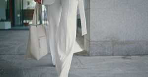Comment porter un pantalon fluide quand il fait chaud tout en restant chic ? 5 idées de looks imaginés par une styliste