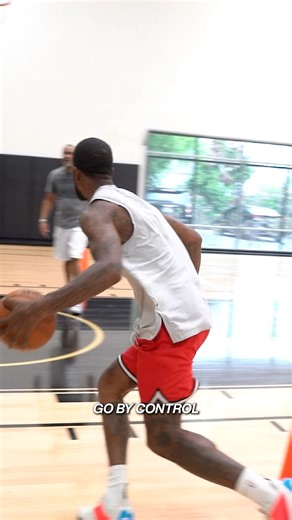 If you want to get your floater game on point… always practice different variations of floaters. Off one, off two, left hand, right hand… from all different angles and points of attack. 🔑 #JRSmith | 94 Feet of Game