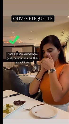 Olives Etiquette: how to remove the pit elegantly