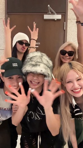 Osaka Ojo Gang WSWF on Instagram: "global artist performance mission 🔫🔫🔫 投票が明日の18:00(KTS)までとなりました🙇✨ たくさんのMidorizの協力🤝 本当にありがとうございます！！！！！！😭🙏 ですが！！！まだまだいいね👍が必要です🔥🔥🔥 たくさんの動画のシェアといいね👍よろしくお願いします😭 ✅1 Like = 100 Views 🇰🇷좋아요 1개는 조회수 100개 효과！ 오죠갱에게 좋아요를 꼭 눌러주세요！💚 🇯🇵いいね1つ＝再生数100回の力！ 🇺🇸1 Like = Boosts 100 Views！ 🇨🇳点赞一次＝相当于100次播放！ #swf3 #ojogang #osakaojogang #swf #오사카오조갱 #오조갱 #worldofswf"