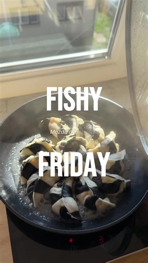 morske gyoze Tijesto 200 g glatkog brašna 1/2 žličice soli 90 ml vruće vode (oko 80 stupnjeva) 1 žlica crnila sipe Gustin, za posipanje razvaljanog tijesta i prženje (oko 2 žlice) Nadjev 200 g orade, brancina ili neke druge bijele ribe 80 g kozica 100 g naribanog kupusa 1 mrkva, sitno naribana 1 mladi luk, sitno nasjeckan 1 češanj češnjaka 1 žličica naribanog đumbira 1/4 žličice čilija (prilagodite ovisno kako volite) Korica limete 1/4 žličice soli 1 žlica soja sosa 1 žličica rižinog octa 1/2 žl