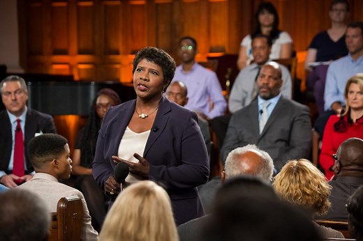 Gwen Ifill, 61, PBS journalist who covered history and made history