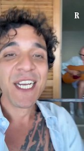 Il brano è un super classico di Biagio Antonacci, 'Sognami'. A interpretarlo insieme al suo autore, in una versione chitarra e voce da vacanza, Tanai e Blanco, in un trio che fa sognare i fan. | la Repubblica