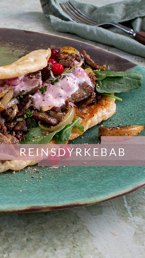 Lyst på no vilt godt til fredagsmiddagen? 🤩 Klart du har det! Vi gir deg en vilt god kebab, på gode norske råvarer, nemlig REINSDYRKEBAB! 🙌 Vi snakker tradisjonell "street food", med en smak av norsk natur 🌯🦌 Ferske, myke lefser, fylt med krydret reinsdyrskav, stekr sopp og friske tyttebær. Comfort food coming up 😍 👉 Sjekk oppskriften i linken i bio! | Matprat