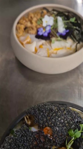 🍚 Bac Pro 1A Cuisine – Travail autour du risotto Aujourd’hui, nos élèves de Bac Pro 1A Cuisine ont travaillé le risotto comme support technique : cuisson maîtrisée, texture crémeuse, assaisonnement précis et dressage soigné. Un bel exercice pour développer rigueur, régularité et sens du détail en production culinaire. 👏 Bravo aux élèves pour leur implication. #BacProCuisine #FormationProfessionnelle #Cuisine #SavoirFaire #Pédagogie @MÉDÉRIC