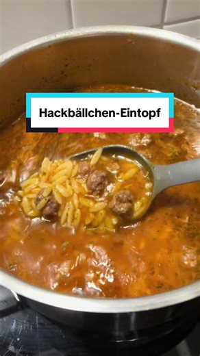 🇩🇪 Hackbällchen-Eintopf Zutaten Für die Hackbällchen: • 100–150 g Hackfleisch • 1 Zwiebel • Salz • Schwarzer Pfeffer • Paprikapulver oder Chiliflocken Für die Suppe: • 1 EL Öl • 1 EL Tomatenmark • 1 Liter Wasser • 1 kleines Teeglas Suppennudeln • 1 TL Salz • 1/4 TL schwarzer Pfeffer • 1 TL Paprikapulver • 1 TL getrocknete Minze • Saft einer halben Zitrone (optional) Zubereitung: Zwiebel reiben und den Saft ausdrücken. Mit Hackfleisch und Gewürzen gut verkneten. Öl im Topf erhitzen und die Hack