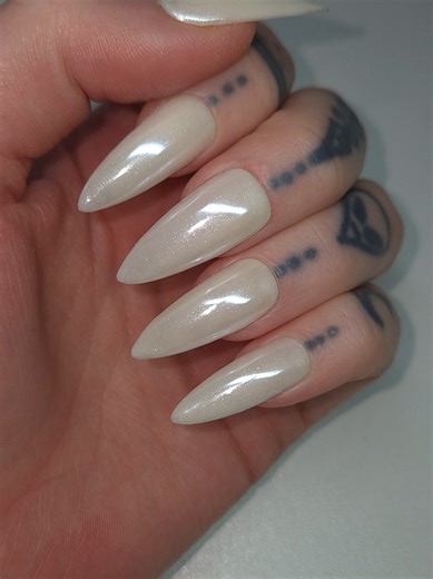 We are dropping TWO new sets this week! First out: PEARLY 🤍 a white glittery base with a pearly chrome ✨️ link to shop in bio 💅 ° ° #pressonnails #pressonnailset❤️💅 #pearlnails #whitenails