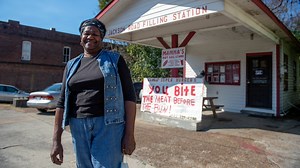 Craving for a jumbo chili cheese dog or a burger like no other? Mamma's has you covered