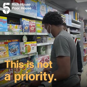 When you're a millionaire, shopping with a budget of just £20 is quite the challenge. But this is Rich House Poor House and you just have to make it work, so fair play to Leonard and Brian here. 👏 👏👏 | Channel 5