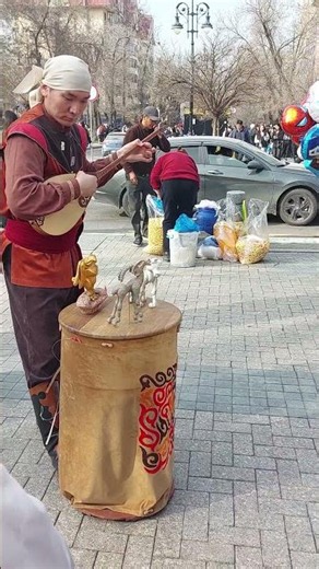 Plays the dombra in an original way. #dombra #playing