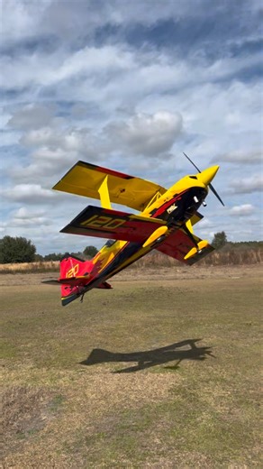 Look at that color scheme! 🔥 Upright harrier with the Flex Ultimate 120cc—and perfect visibility from bottom, side, and top. Clint Sweet nailed it. This Ultimate represents 11 years of collaboration between Clint & Quique at Flex Innovations. Pure class. | Flex Innovations