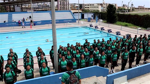 Así iniciamos la primera clase de natación de los alumnos de la Promoción 2026 🏊‍♂️ Cada paso, cada esfuerzo y cada reto forman parte del camino hacia sus sueños. Aquí no solo entrenamos el cuerpo, forjamos carácter, disciplina y futuro. Academia Pre Militar PREPOL SINCHIS 💚💪 #prepolsinchis💚👮🏻‍♀️👮🏻 #disciplinayhonor #PNP #eo #ete