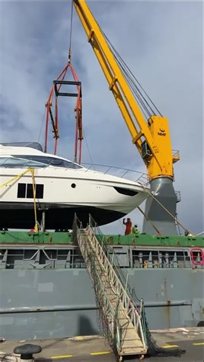 Azimut 53 is on her way to Turkey! 😎 #luxuryyachtlife #suerteyachts #yachting