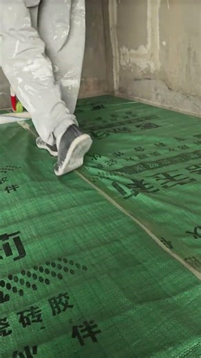 The final result of installing and placing duct tape, which is useful for creating floor foundation