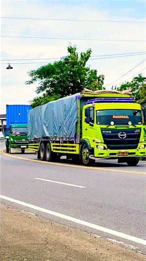 A CONVOY OF LARGE TRONTON TRUCKS VS LONG TRAILER TRUCKS SPEEDING AWAY FAST #shorts #trending #viral