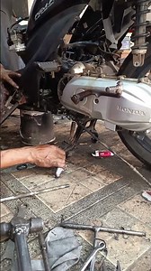 assembly the engine to the motorcycle frame engine #trickmechanic #automobile #mechanic