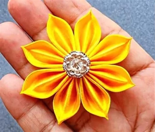 Flor amarilla #floreseternas #fblifestyle #handmade #rosaeterna #ribbonflowers #tutorial | Mi mundo de manualidades La Rosa de Sharon