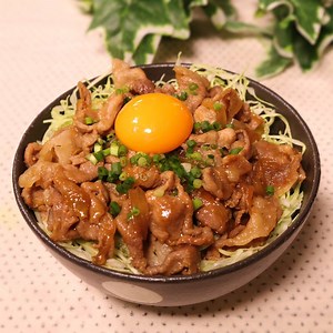 『手抜きに見えない！照り照りスタミナ豚丼』 【材料】 1人前 豚こま肉 100g タマネギ 1/2個 青ネギ 1本 卵黄 1個 ①醤油 大さじ1.5 ①みりん 大さじ3 ①酒 大さじ2 ①すりおろしニンニク 小さじ1 キャベツ 50g サラダ油 適量 【手順】 1. 玉ねぎは薄切り、青ネギは小口切り、キャベツは千切りにします。 2. 豚肉に塩こしょうを振りなじませておきます 3. フライパンにサラダ油を中火では温め、玉ねぎをしんなりするまで炒めます 4. 豚肉をほぐしながら炒めます 5. 半分ほど火が通ったら、①を加え、5分程煮ます 6. 茶碗に、暖かいご飯と千切りキャベツ、5.を盛ります 7. 仕上げに青ネギと卵黄を乗せ、完成です 【コツ・ポイント】 豚肉を煮込む際、火が通ってから煮込むと硬くなりやすいので、火が通る前に調味料を加えて煮込んでください。千切りキャベツは、暖かいご飯に乗せるとしんなりとして豚肉とよく絡み美味しく仕上がります。 ———————————————————— iPhone/Androidアプリ『クラシル』で検索(^^)/ 作ってみたい料理の保存もでき、レシピも豊